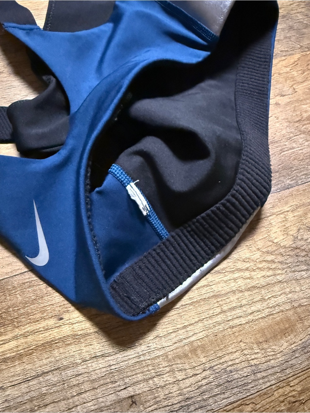 Women’s Nike Metallic Sports Bra Size Small - Picture 9 of 11
